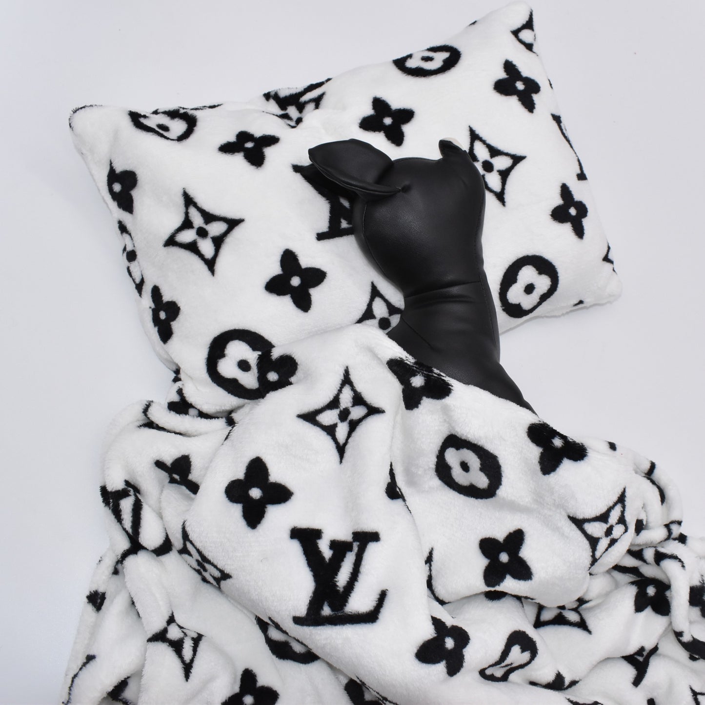 LOUIS PUPTTON PILLOW AND BLANKET SET image 2