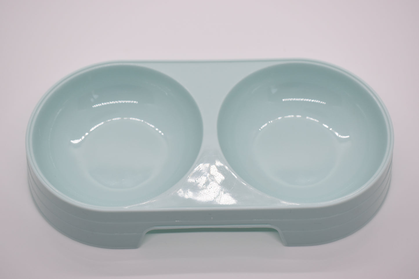 SMALL PLASTIC TRADITIONAL FEEDER image 1